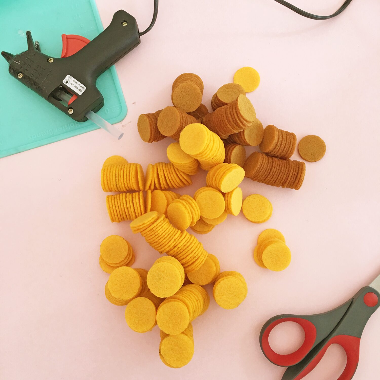 How To Make a Felt Dinosaur Bag Tutorial: Felt circles
